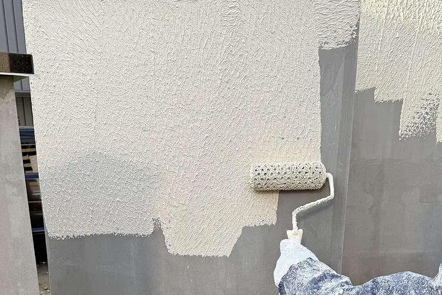 外壁意匠仕上げの下塗り作業