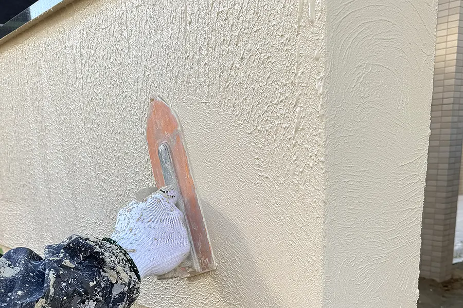 コテを使っての外構壁意匠最終仕上げ