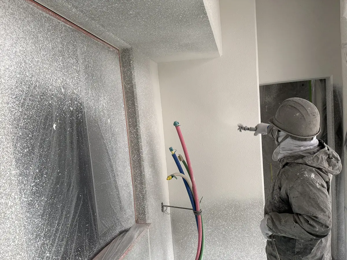 マンションの吹付工事風景