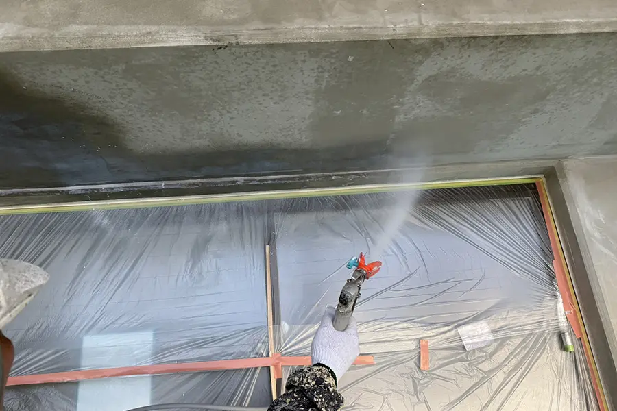 吹付工事の下塗り作業