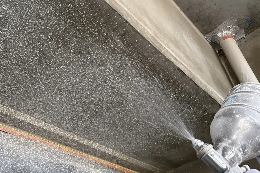 吹付工事の下塗り作業